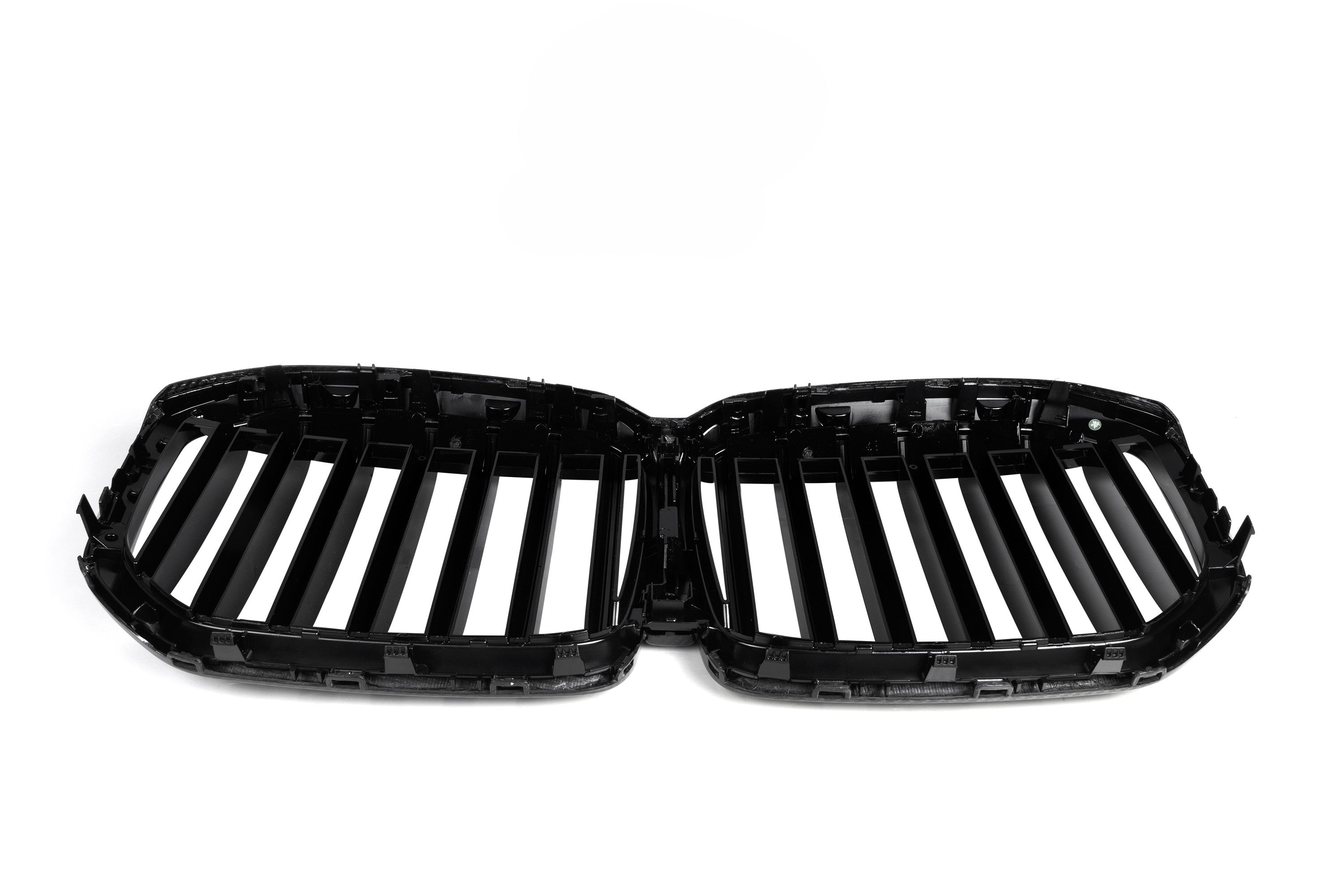 Pre-Preg Carbon fibre front grille for BMW G07 X7 LCI 2023-2025, showcasing sleek carbon fibre design and precise fit.