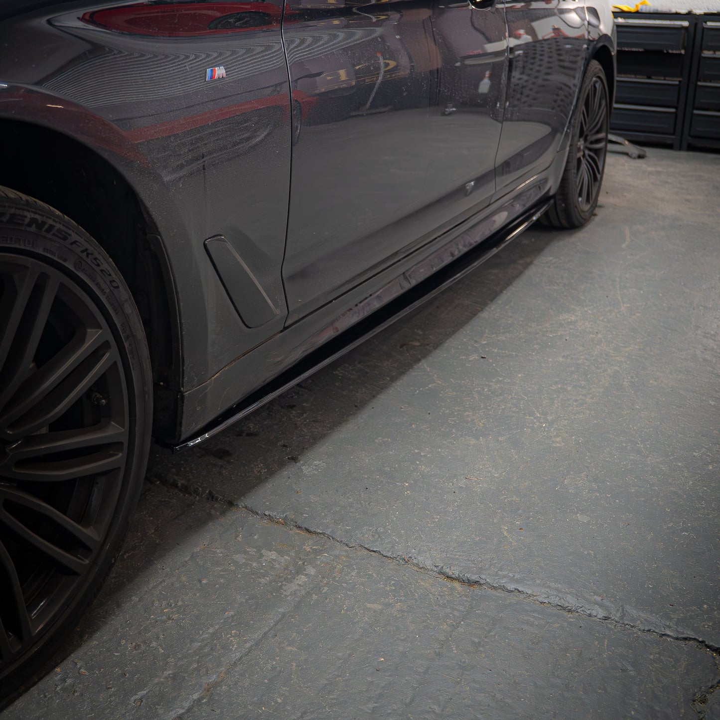 MP Style Gloss Black Side Skirts for BMW G30 G31 5 Series F90 M5 17-Present - Carbon Factory