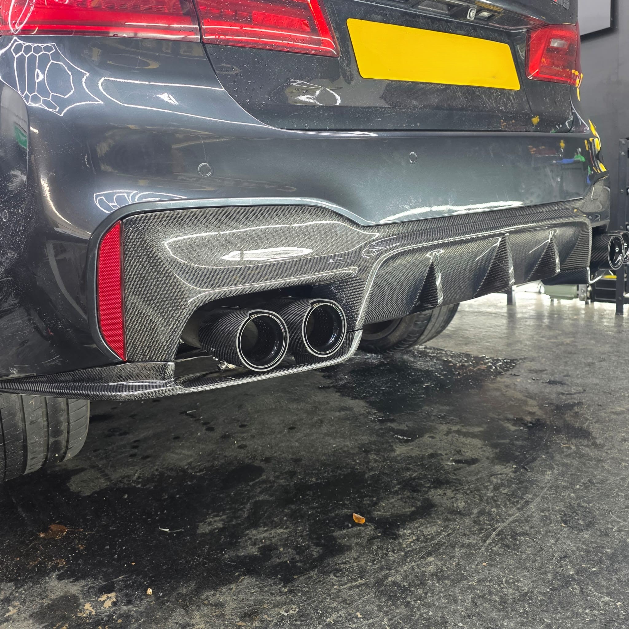 V Style Carbon Fibre Rear Diffuser for BMW G30 G31 5 Series M Sport F90 M5 17-23 - Carbon Factory