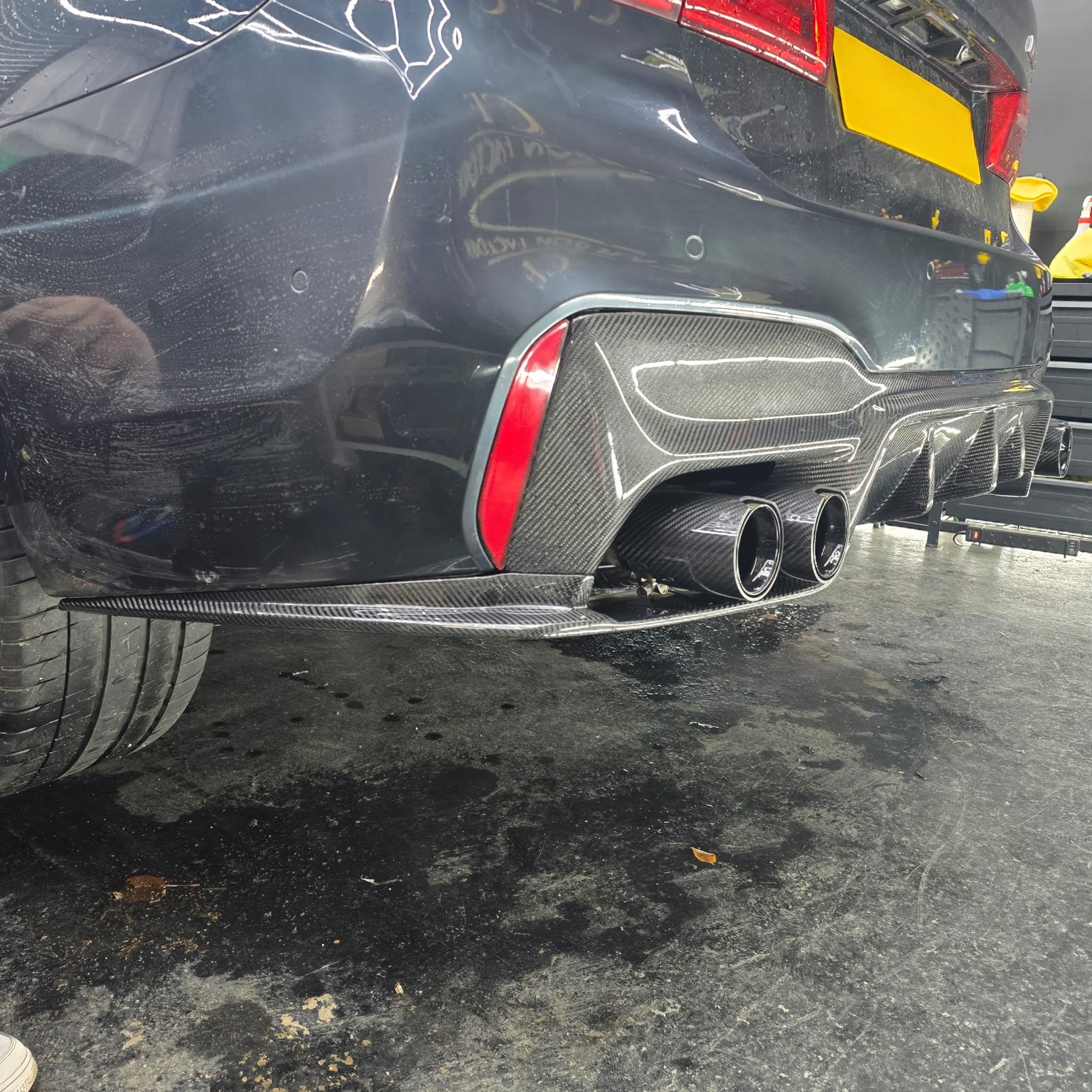 V Style Carbon Fibre Rear Diffuser for BMW G30 G31 5 Series M Sport F90 M5 17-23 - Carbon Factory