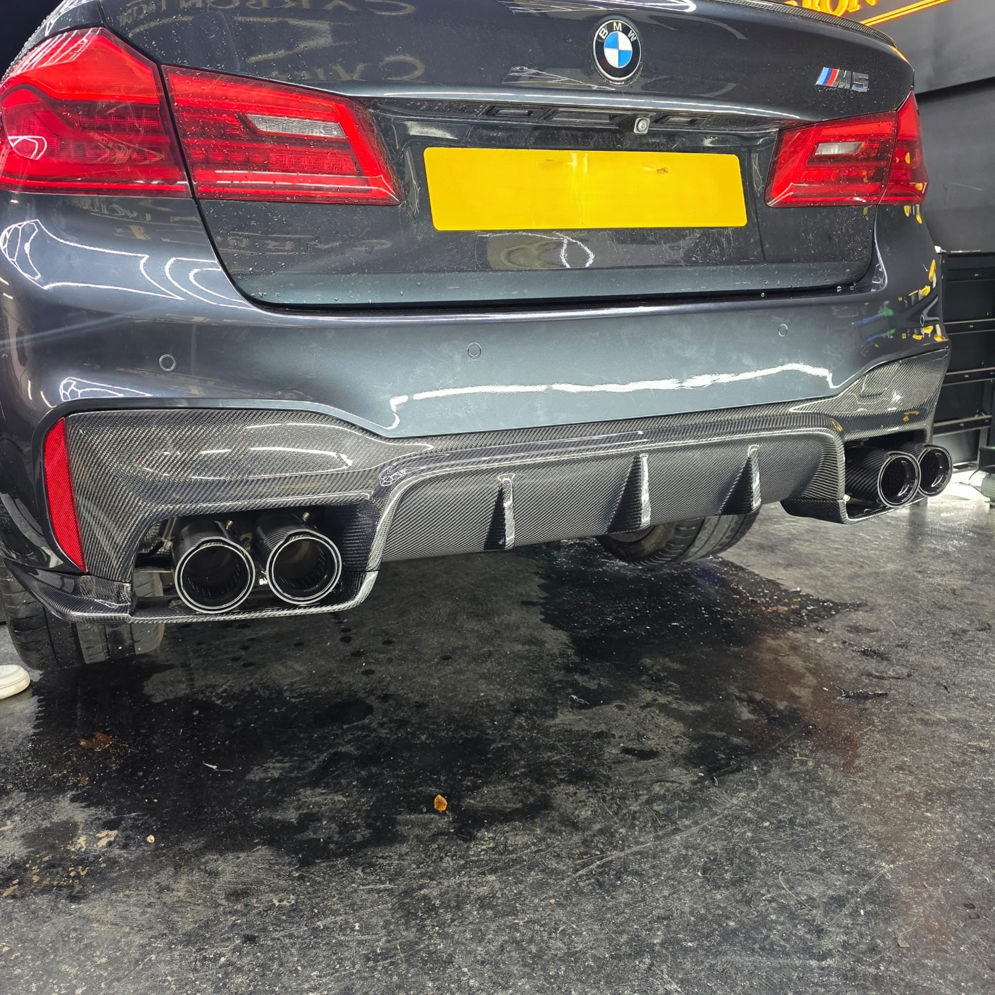 V Style Carbon Fibre Rear Diffuser for BMW G30 G31 5 Series M Sport F90 M5 17-23 - Carbon Factory