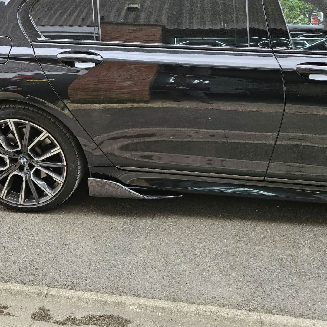 E Style universal carbon fiber side skirts for cars, featuring a sleek, lightweight design with a textured carbon fiber finish.