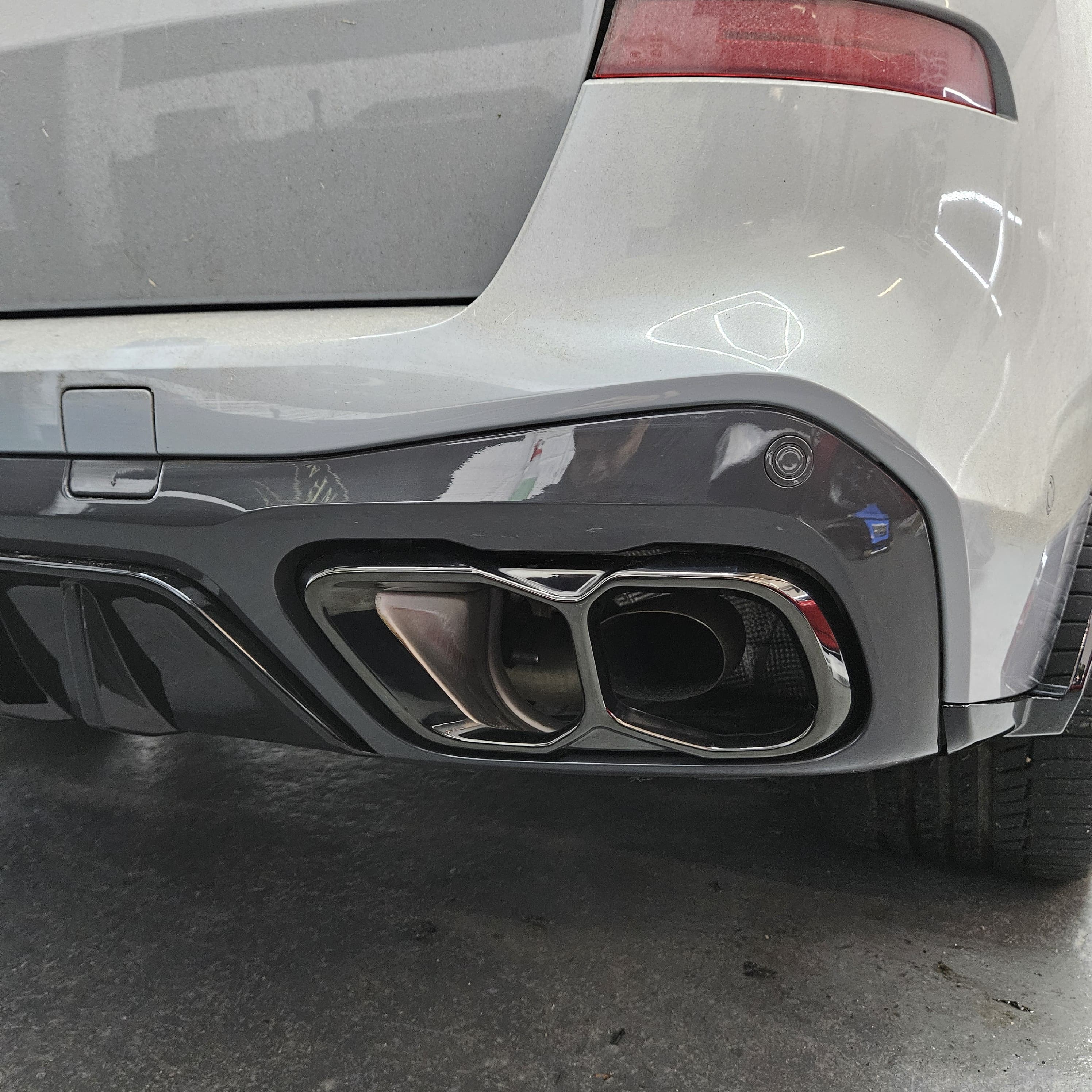 Gloss Black Exhaust Tips for BMW G05 LCI X5 23-Present - Carbon Factory