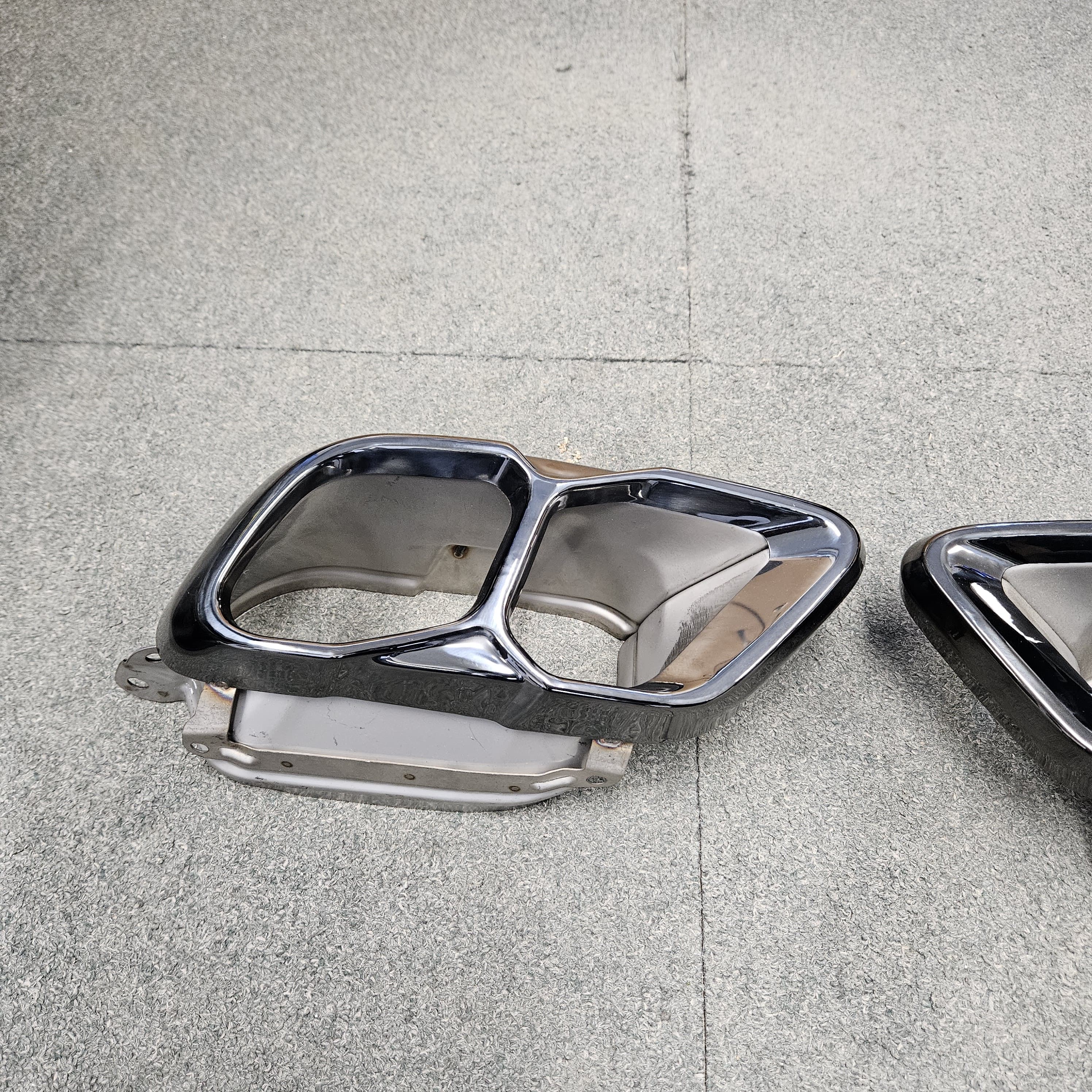 Gloss Black Exhaust Tips for BMW G05 LCI X5 23-Present - Carbon Factory