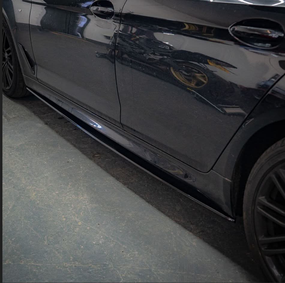 Gloss Black side skirts for BMW G30 G31 5 Series F90 M5, made by MP Style, showing sleek, gloss black finish and aerodynamic design.