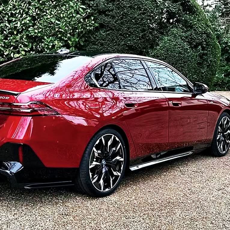 MP Style Gloss Black Side Skirts for BMW G60 5 Series 24-Present - Carbon Factory