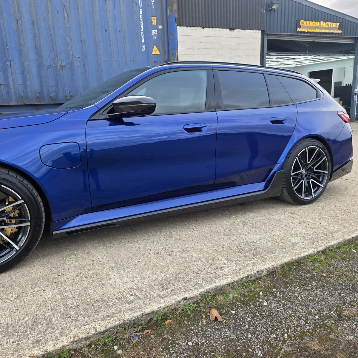 Pre-Preg Carbon fiber side skirts for BMW G90 G99 M5 2025-present, showcasing sleek aerodynamic design and high-quality finish.