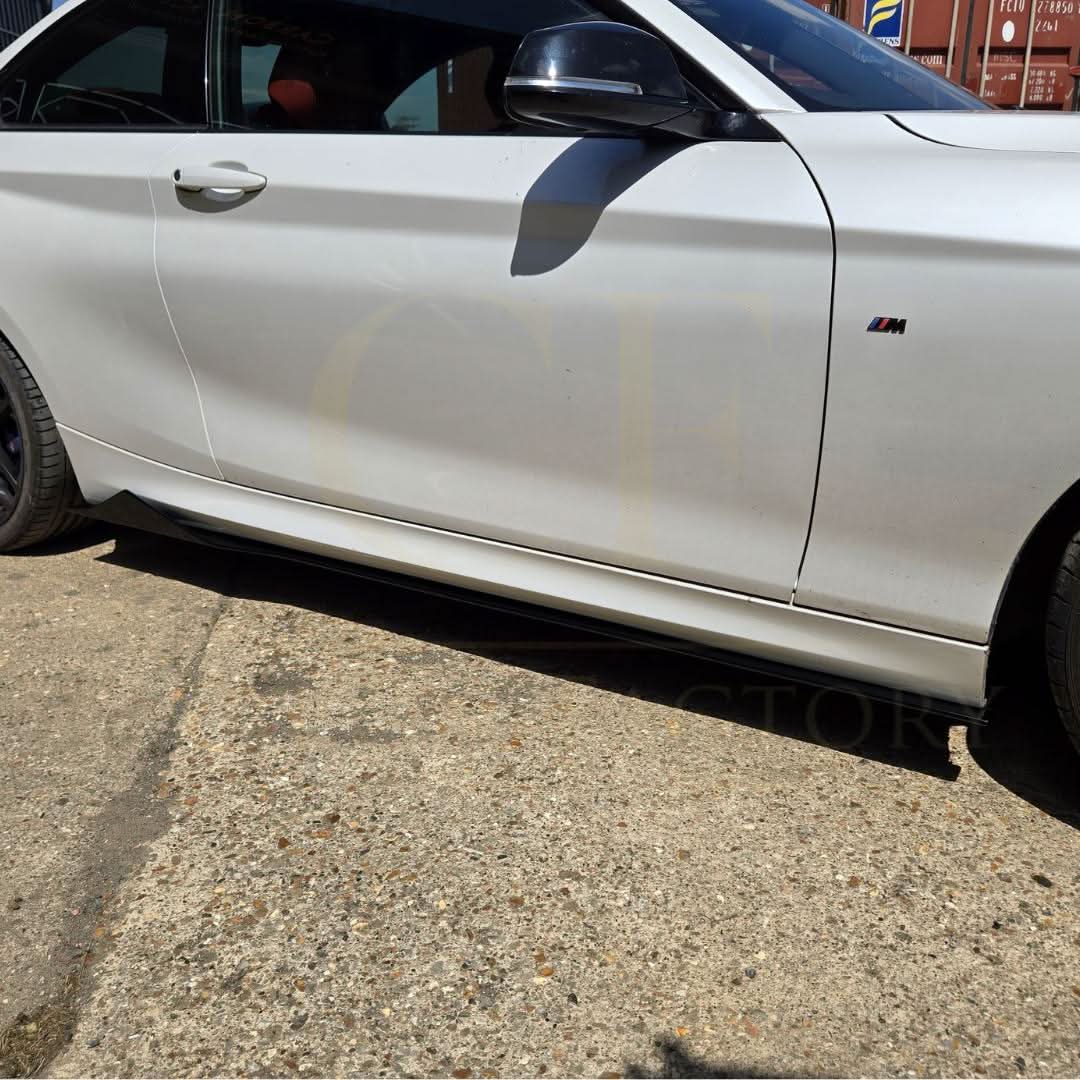 Gloss black side skirts for BMW F22 2 Series and F87 M2, featuring sleek MTC style for a sporty look.
